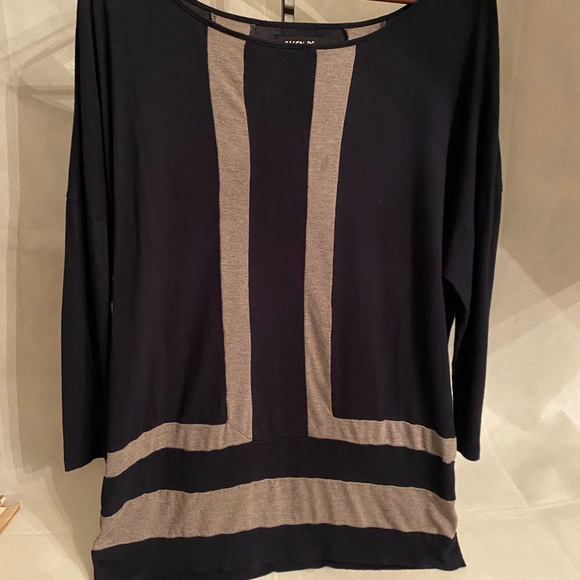 🦋Women’s Size L Navy and Gray Top🦋 - Picture 5 of 8